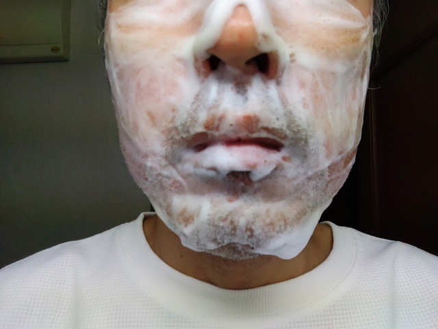 洗顔フォームを洗面所で顔に塗った