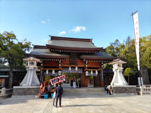 湊川神社の神門前