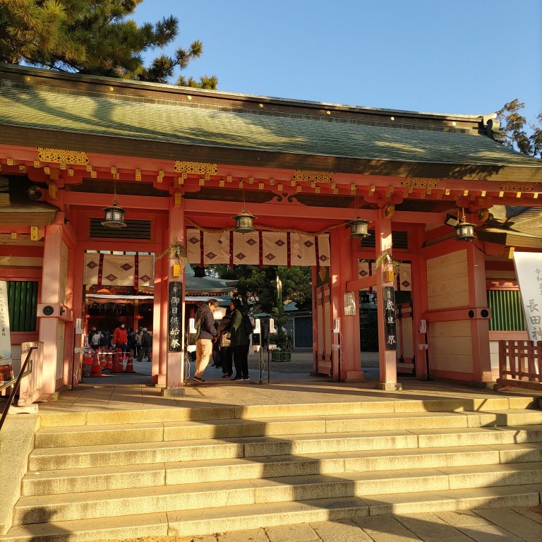 朝日に照らされた長田神社の神門