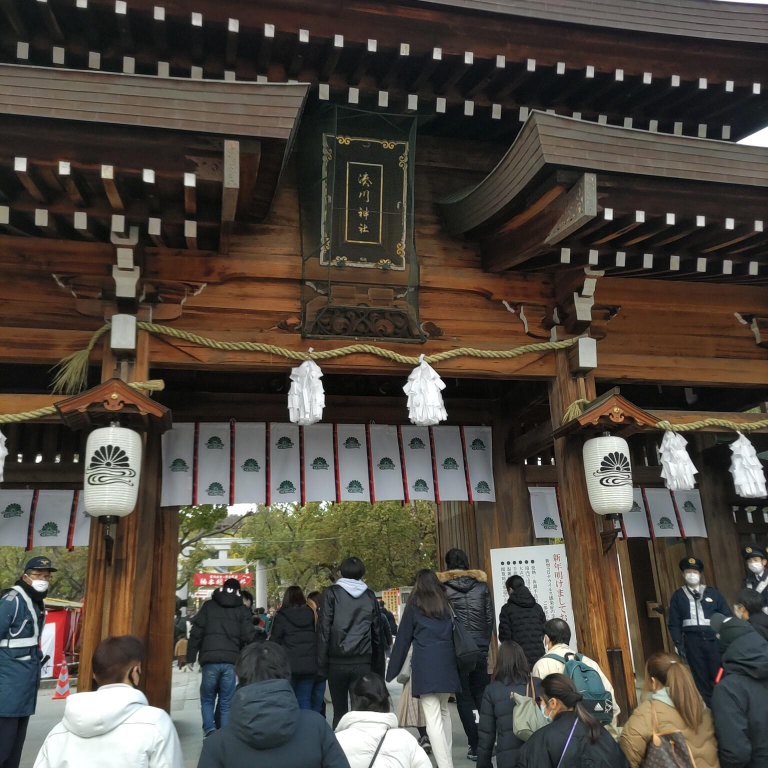 湊川神社の神門をくぐるたくさんの参拝者