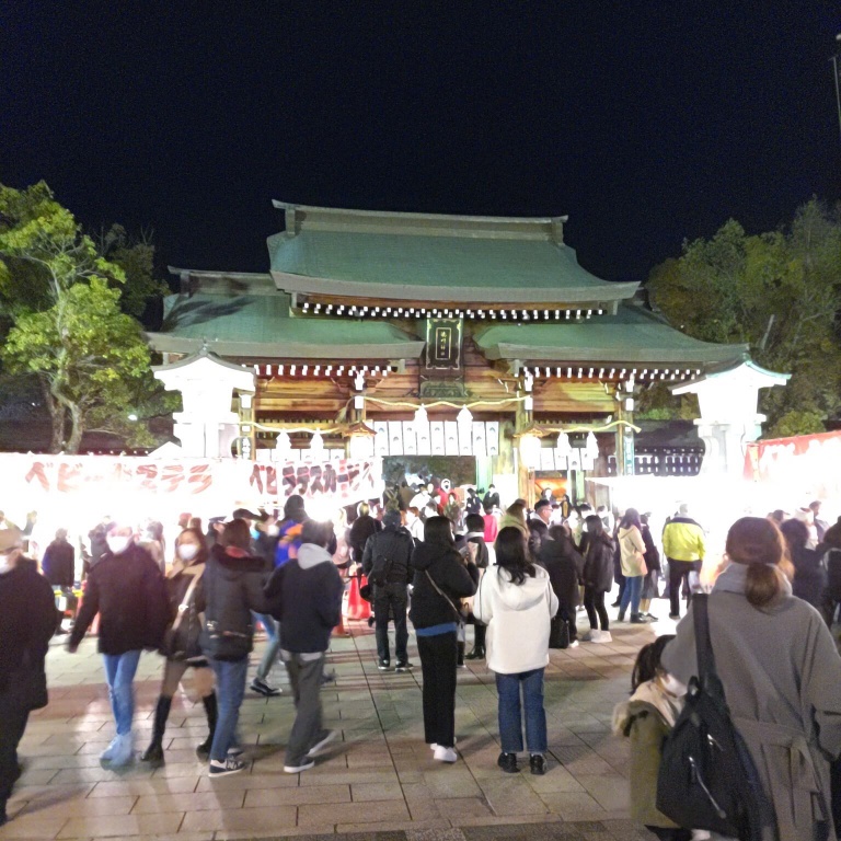 令和５年１月２日１８時１５分頃の湊川神社神門前の様子