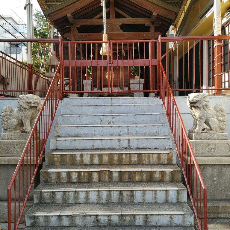 東川崎蛭子神社の社殿は階段の上にある