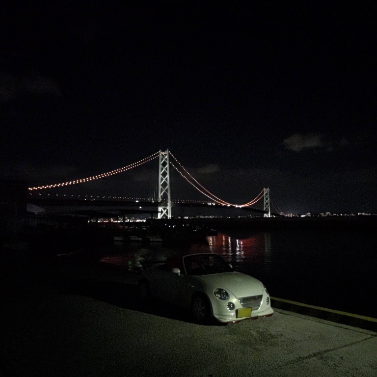 淡路さんセットラインから見える明石海峡大橋。岸壁沿いには車が駐車していた。